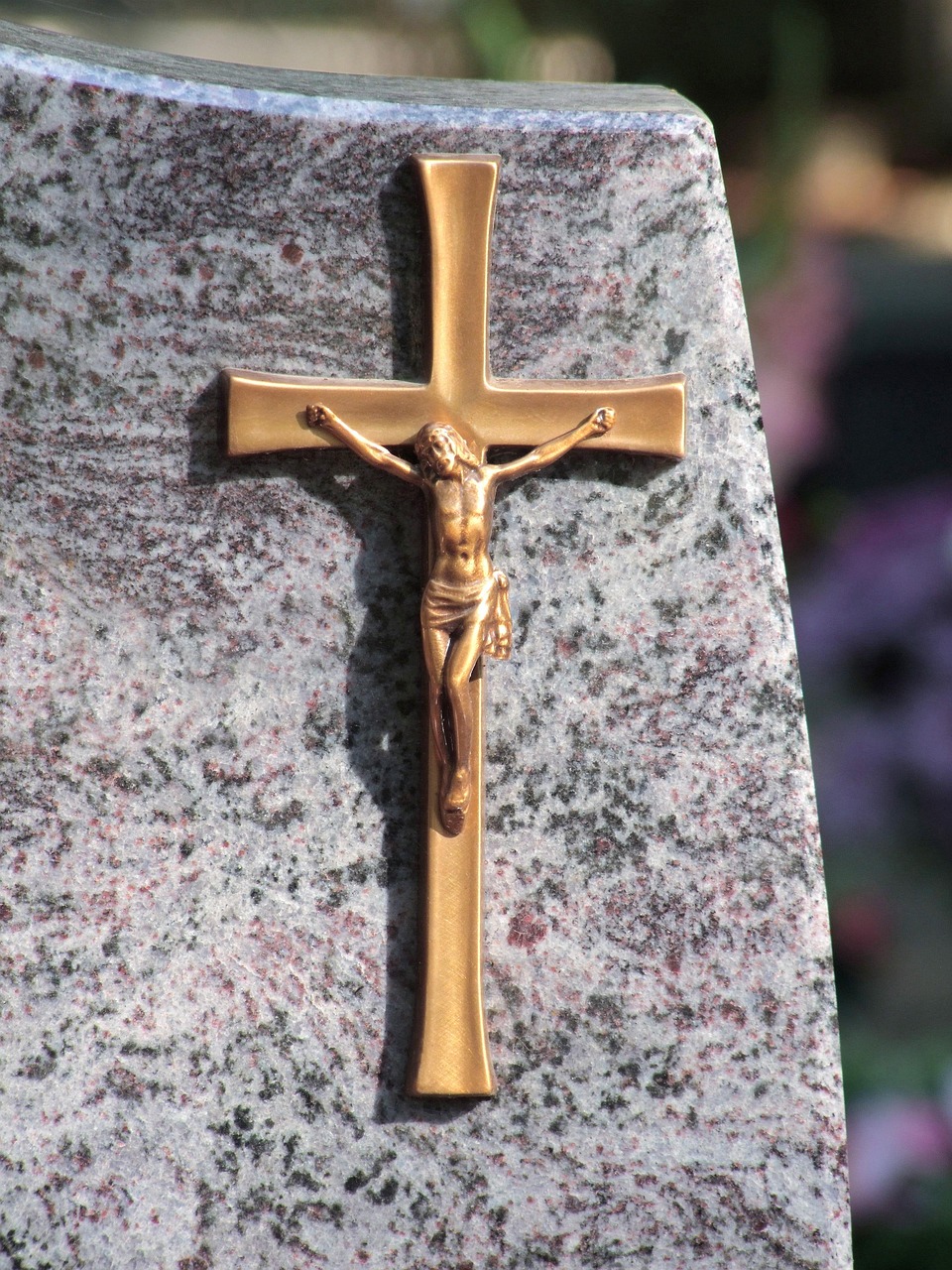 Trwałość, estetyka i funkcjonalność: jak wybrać usługi kamieniarskie?